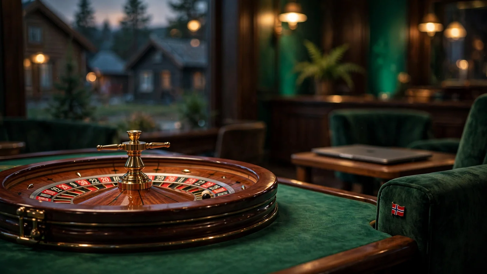 Roulettehjul på et casino-bord med en lukket bærbar PC i bakgrunnen
